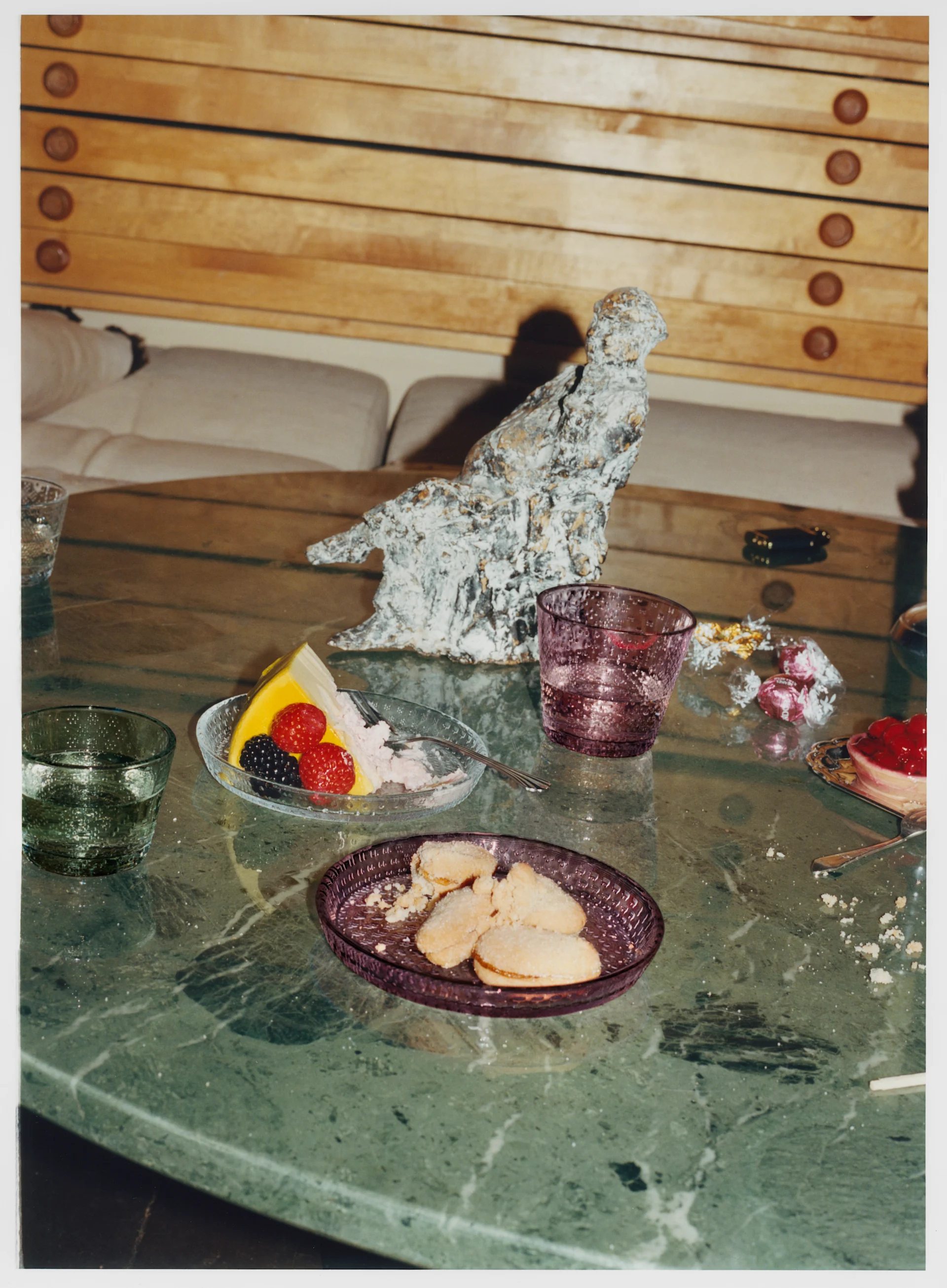 Iittala kastehelmi tallrik och glas i en plommonlila nyans.