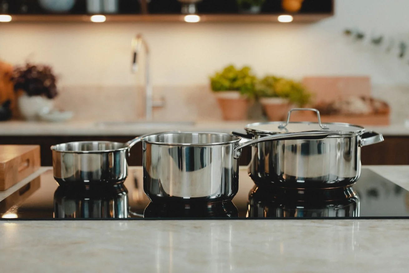Klassiska kastruller i rostfritt och i olika storlekar från varumärket Markus Aujalay. 