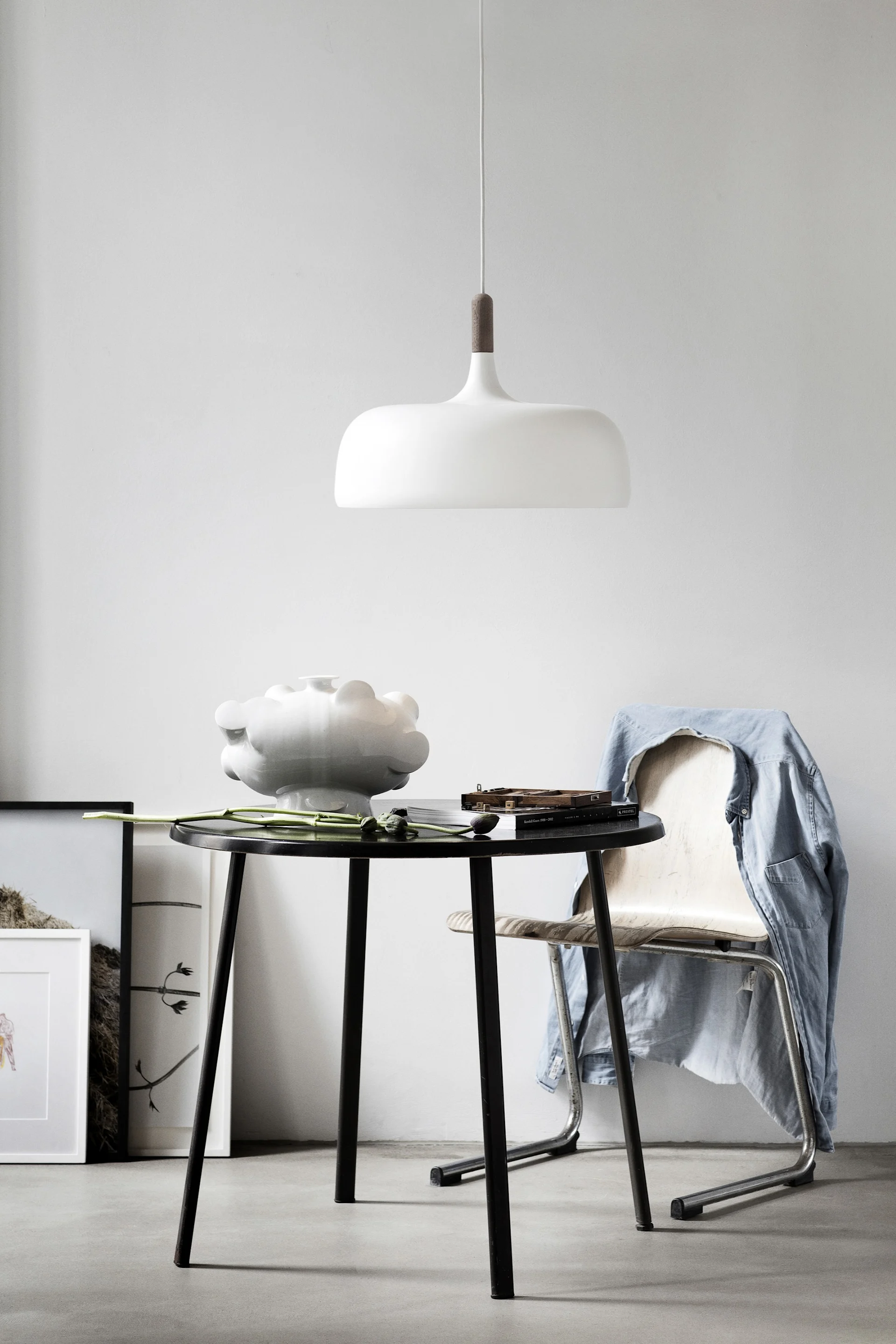 Acorn taklampa har en trädetalj som går att byta ut, med följer två varianter att växla mellan, en ljus och en mörk.