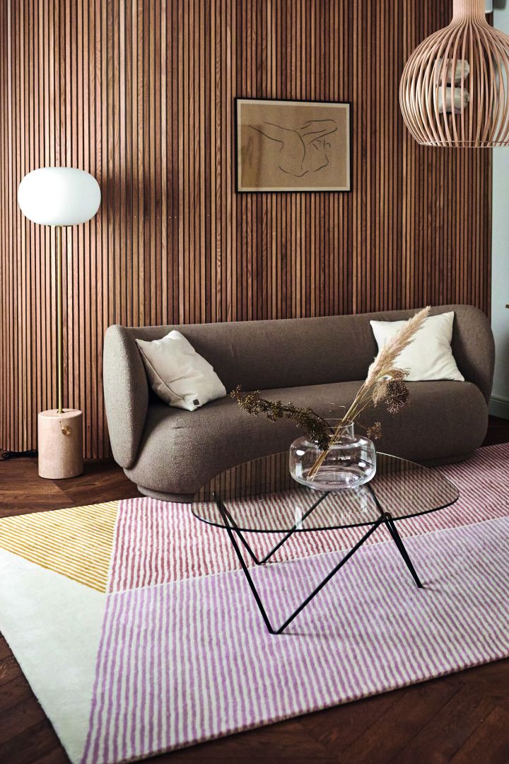 Inred med mattor – vardagsrum - här ser du NJRD Rectangles ullmatta i rosa.