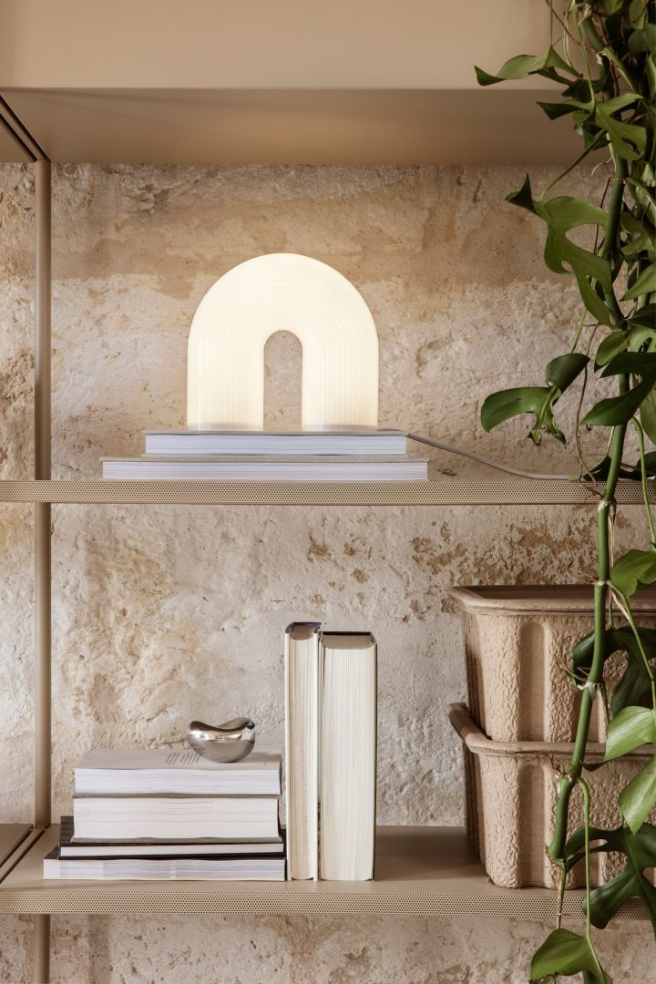 Inred ditt lilla hemmakontor med noggrant genomtänkt belysning som den funktionella och vackra Vuelta-lampan från Ferm Living.