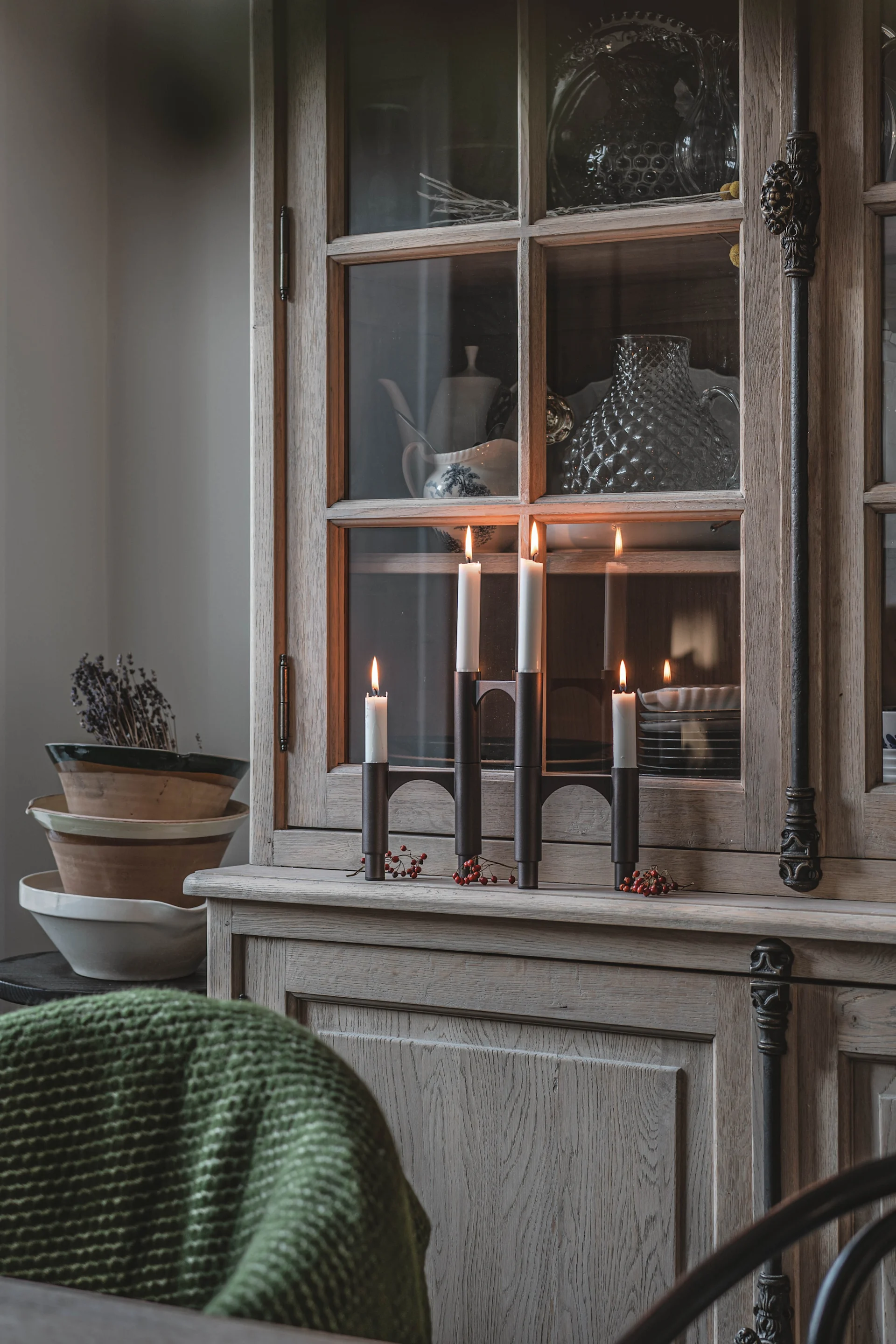 Hannes Mauritzsons kök med en brun ljusstake på köksskåpet.