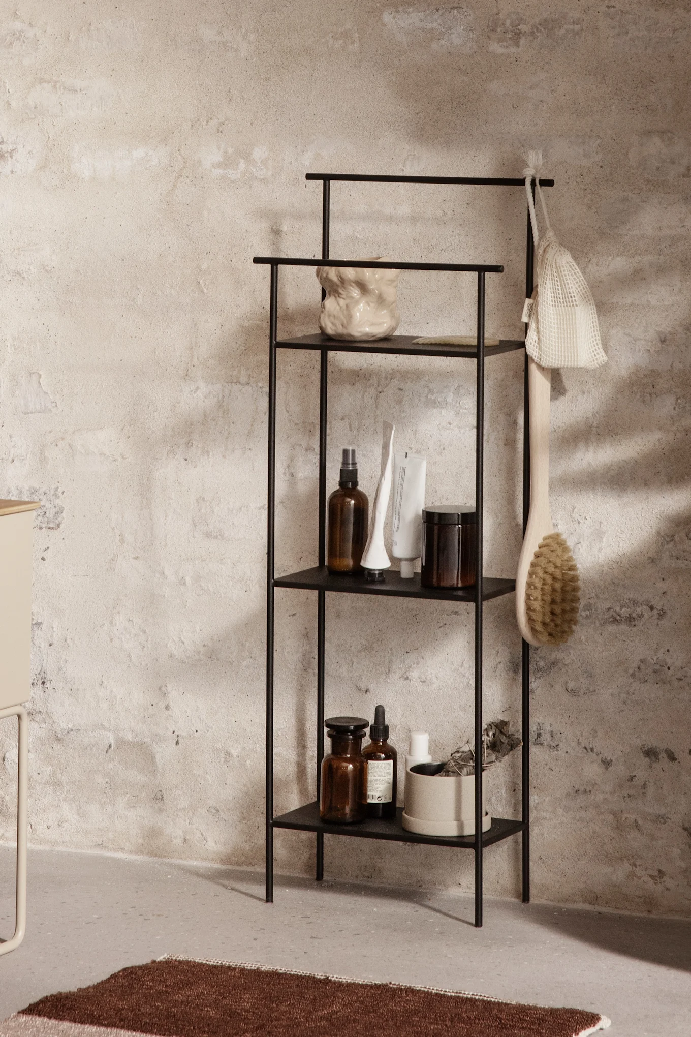 Praktiska Dora hylla från ferm LIVING är en stilren och multifunktionell hylla att inreda litet badrum med för att skapa ett mer organiserat badrum.
