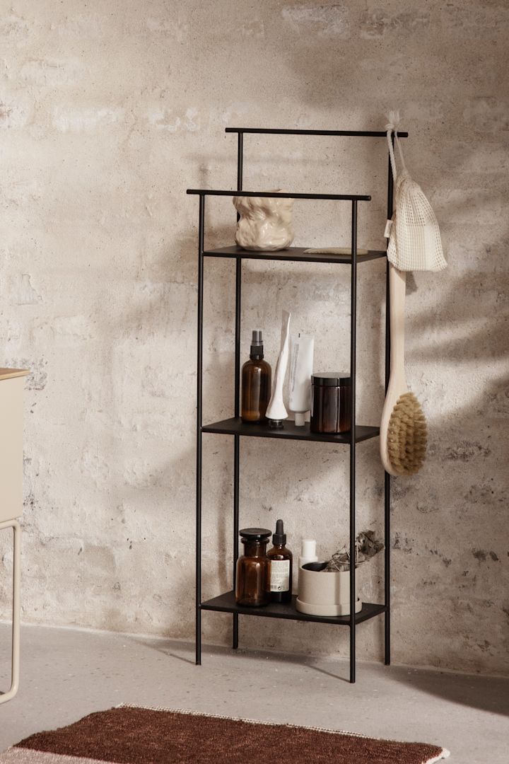 Praktiska Dora hylla från ferm LIVING är en stilren och multifunktionell hylla att inreda litet badrum med för att skapa ett mer organiserat badrum.