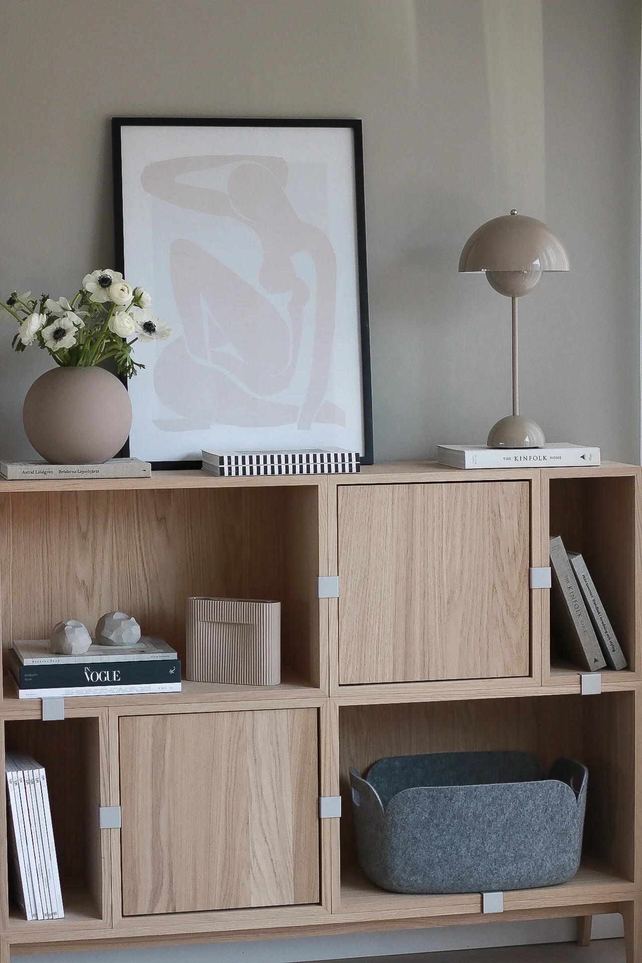 Skapa ett feng shui-vardagsrum genom att hålla ordning och reda med praktiska Muuto Stacked hyllor - som här hemma hos @picsbyellen.