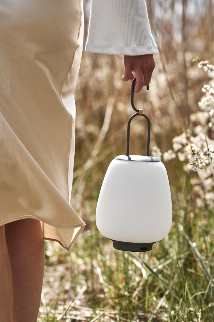 Portabla och uppladdningsbara lampan Lucca från &tradition är liten och praktisk att ta med ut på en picknick. 