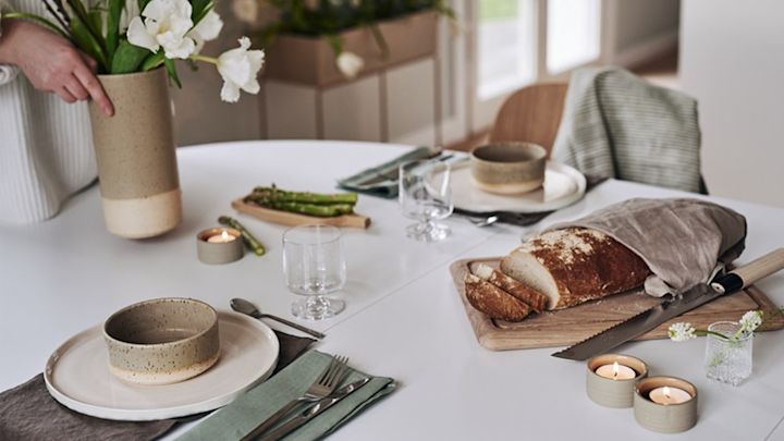 En vacker vårdukning i grönt med porslin från Paradisverkstaden, vårblommor och ljuslyktor från ERNST hos Nordic Nest. 