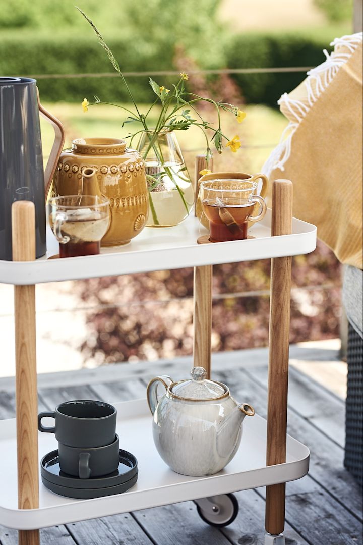 Tips: bordet Block från Normann Copenhagen är perfekt att ha till avlastning när man ska duka för hotellfrukost hemma.