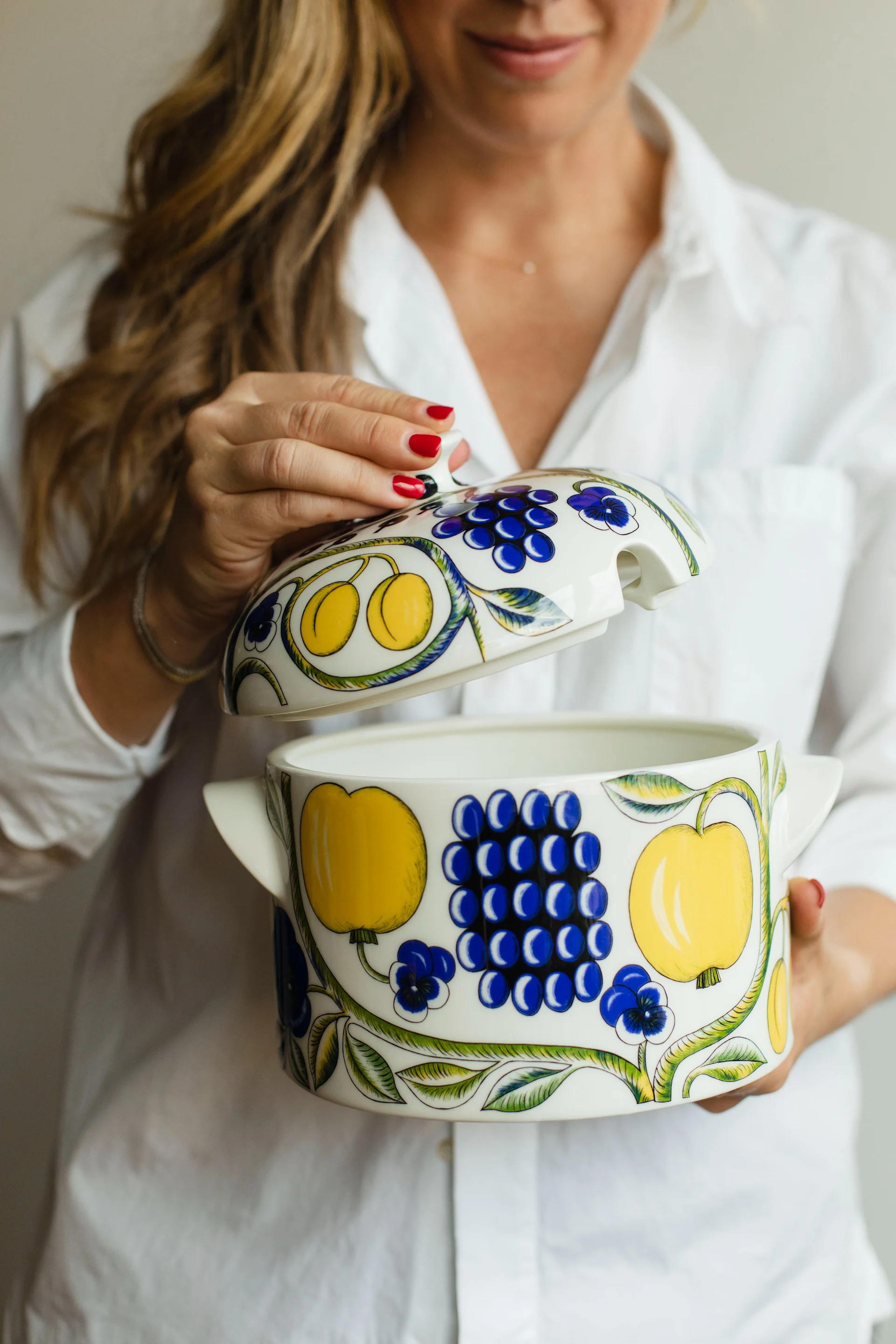 Ebba Kleberg von Sydow håller i den tidlösa designklassikern Paratiisi terrin med lock från Arabia.