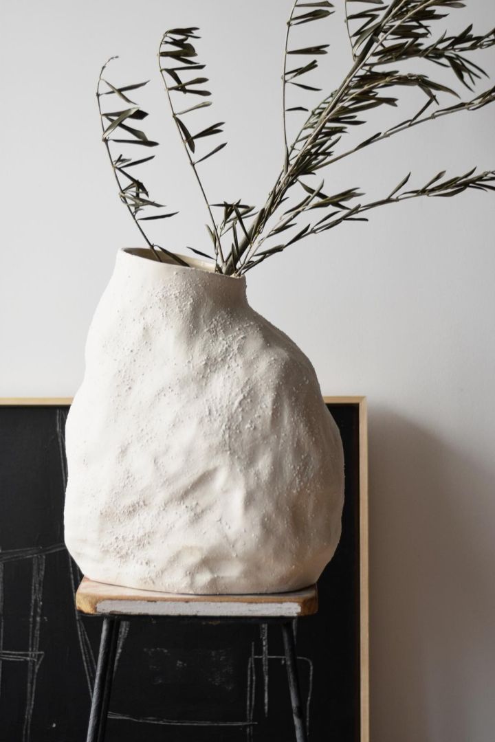 Skapa semesterkänslan i ditt hem med medelhavsinredning såsom Catia rustika vita vaser från Lene Bjerre som för tankarna till medelhavet. Foto: @eliseboreham_