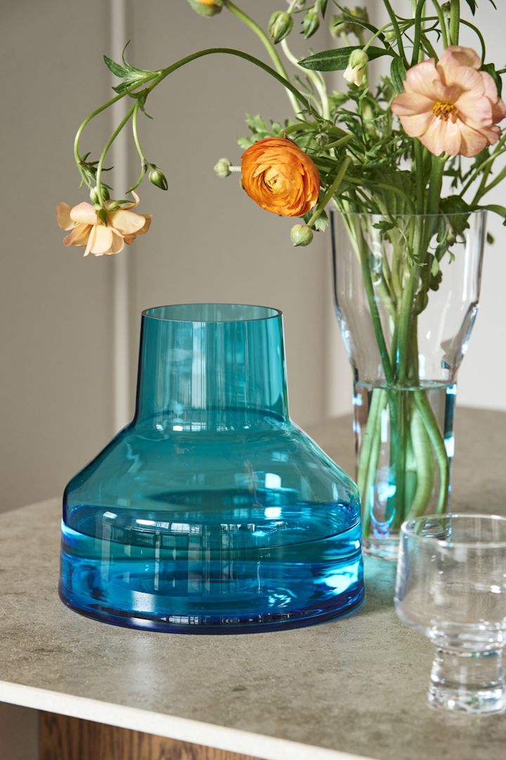 Här ser du en blå trattformad vas som ingår i Solare-kollektionen från Iittala.