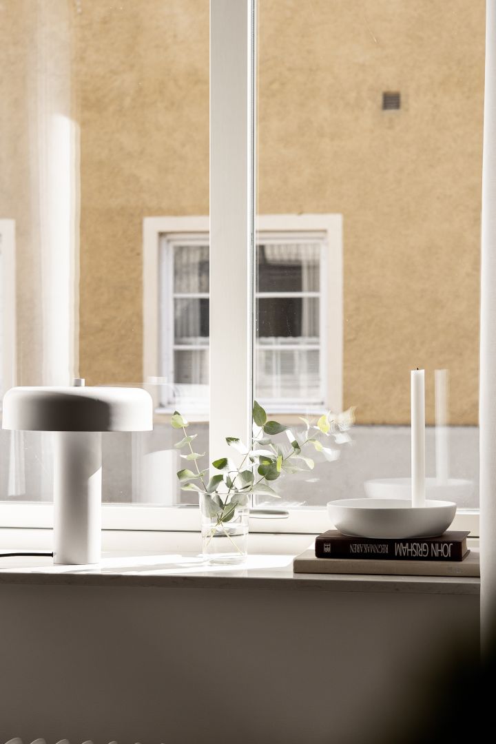 Inreda fönsterbräda – inspiration där Haze bordslampa och Valley ljusstake från Scandi Living skapar en inbjudande känsla i ditt fönster.