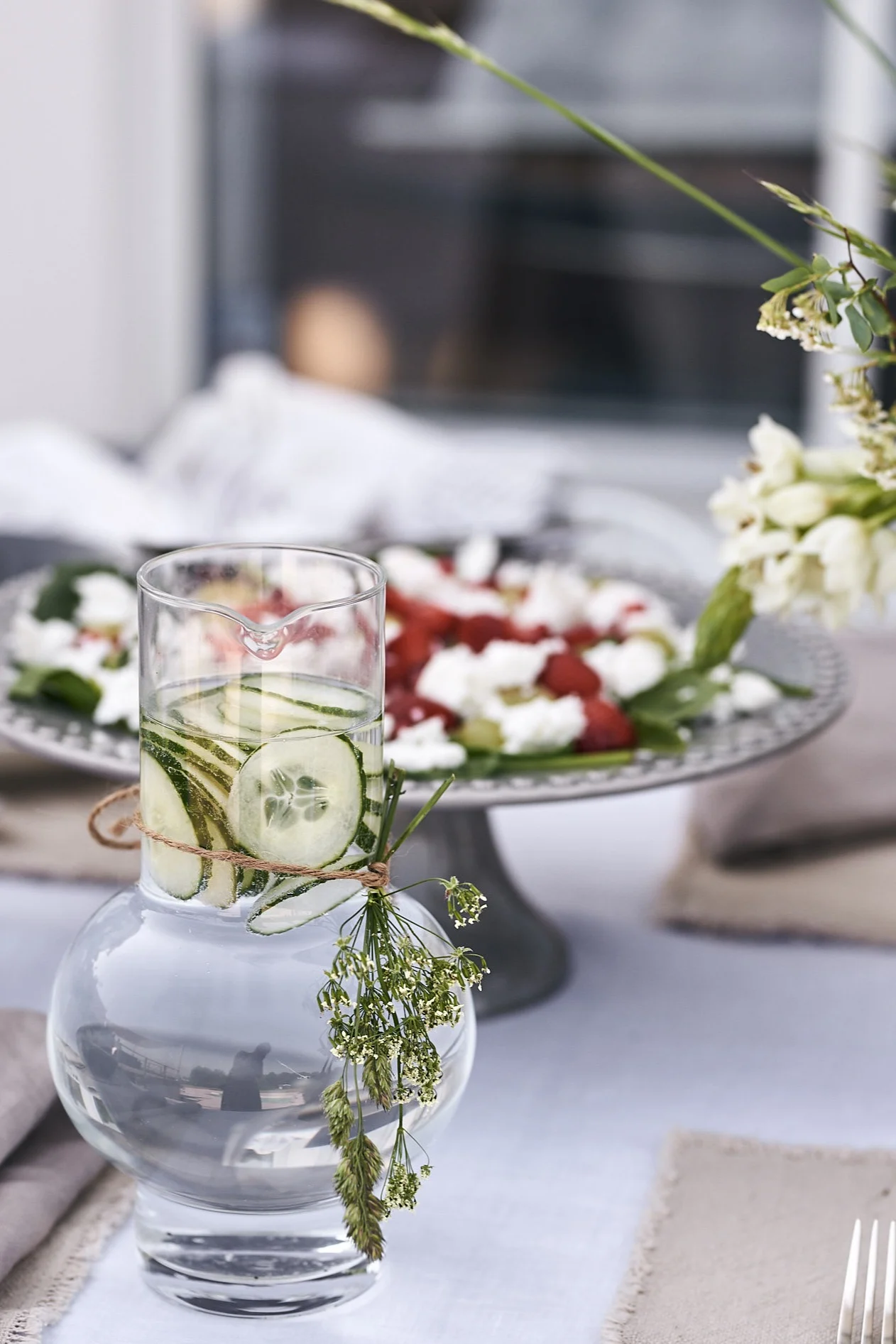 Svalkande och smaksatt vatten med gurka erbjuds på sommarlunchen ur glaskaraff från Ro Collection.