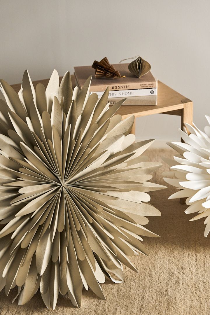 Beige adventsstjärna från Scandi Living i vacker lekfull design. 