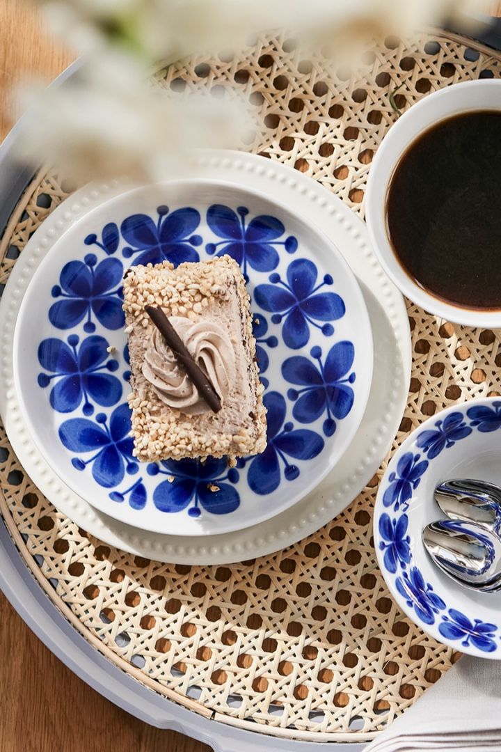 Blåvita Mon Amie-porslinet är en sann skandinavisk designklassiker och dukas gärna med till fikat som här när det vankas kaffe och tårta. 