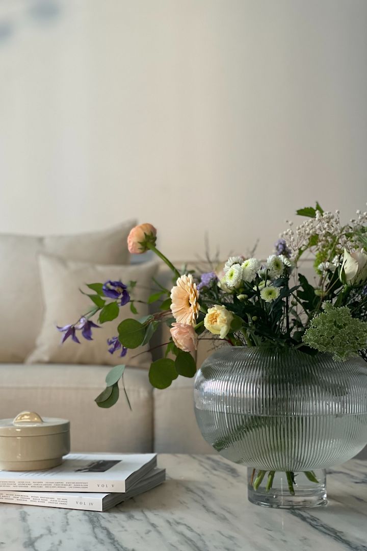Runda Sphere vas i klarglas från By On med räfflad struktur är en av säsongens stora vaser för vårens blomster. Foto: @homebynicky