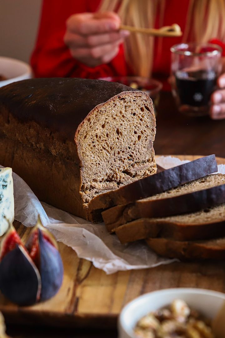 Baka med Fridas tips på enkla julrecept är ett klassiskt vörtbröd som serveras på en snygg skärbräda tillsammans med goda ostar och fikon. Foto: Frida Skattberg