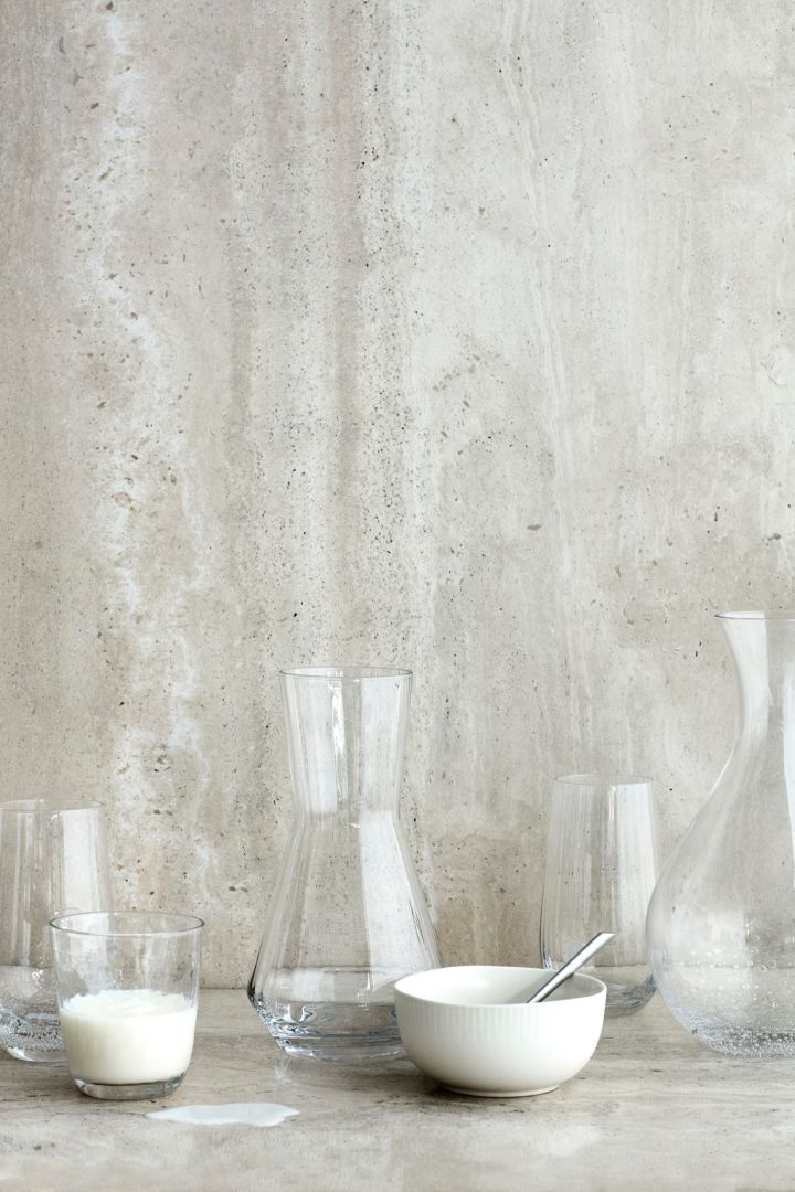 Inredning 2021 – inspiration från Broste Copenhagen som visar upp en rå, stenvägg i vitt i köket. 