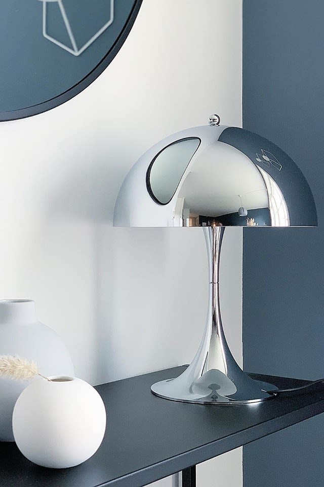 Bordslampan Panthella Mini i krom är en snygg belysningsdetalj som sätter en skandinavisk prägel på ditt hem. Ritad av Verner Panton för varumärket Louis Poulsen.