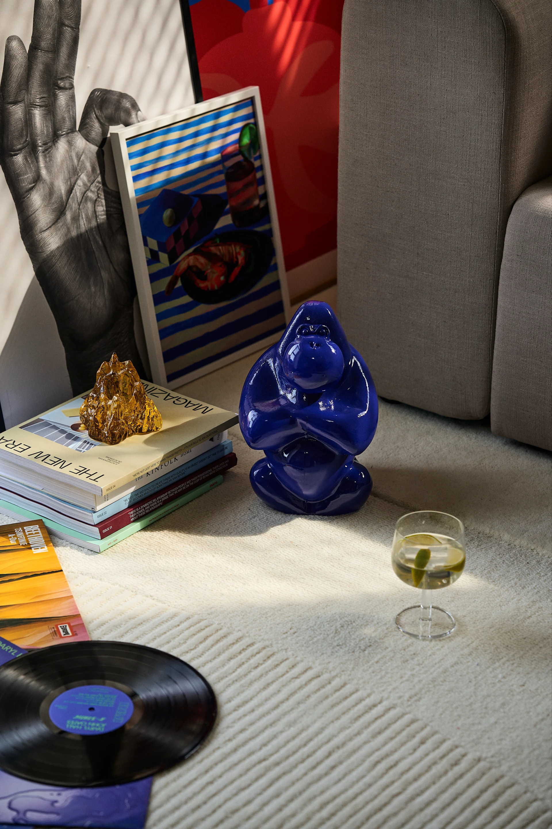 Vårens inredningstrender 2024 bjuder på färg även i detaljerna, som denna härliga skulptur Gabba Gabba från Kosta Boda i blått.