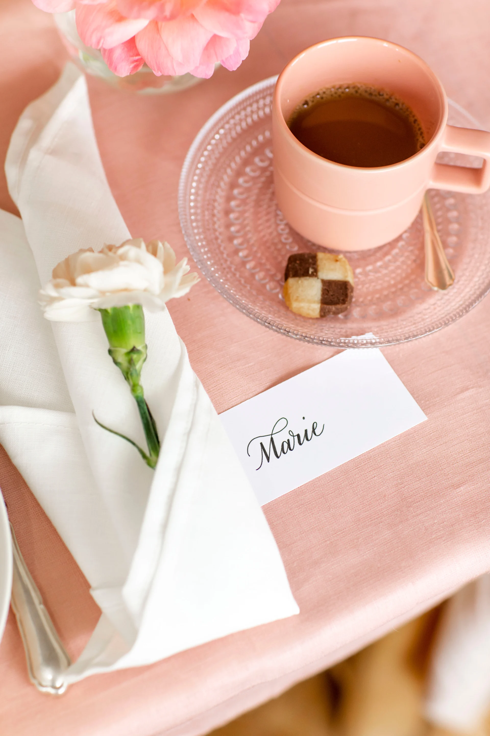 Gör som Ebba och kombinera Lines-muggarna från NJRD med den klassiska Kastehelmi assietten från Iittala för en fin kontrast.