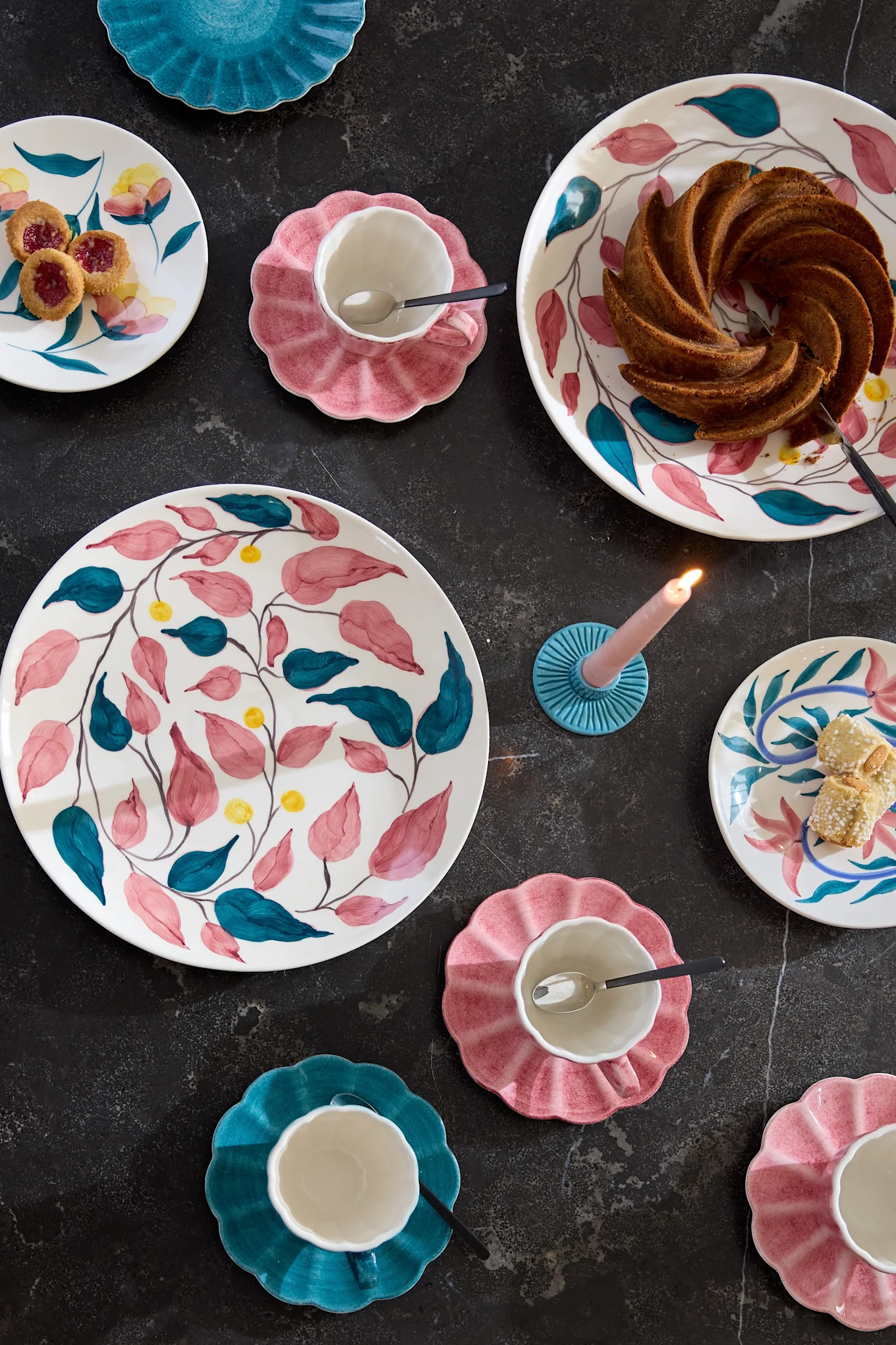 Ett bord med färgglada serviser från kollektionen Flowers från Mateus.