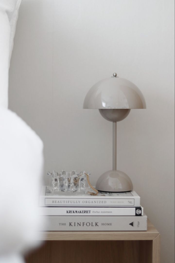 Inred med VP9 från &tradition - en portabel och uppladdningsbar lampa här på ett sängbord hemma hos Instagram-profilen @hemmahosfalk.  