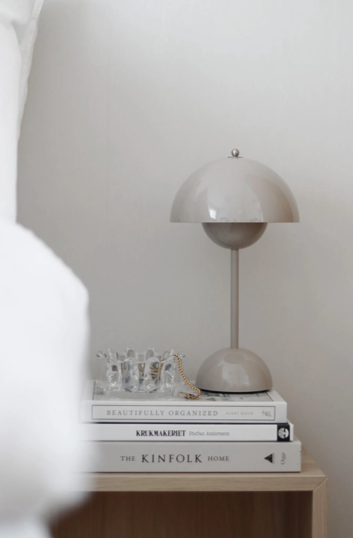 Inred med VP9 från &tradition - en portabel och uppladdningsbar lampa här på ett sängbord hemma hos Instagram-profilen @hemmahosfalk.  