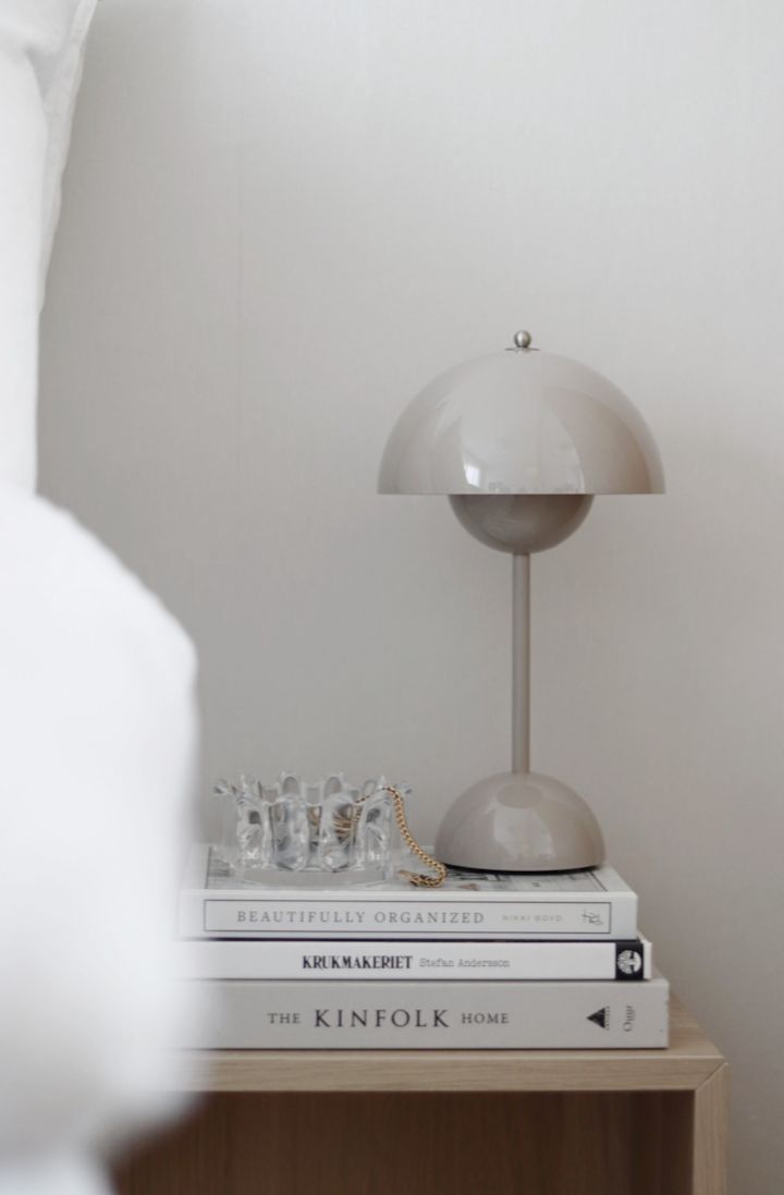 Inred med VP9 från &tradition - en portabel och uppladdningsbar lampa här på ett sängbord hemma hos Instagram-profilen @hemmahosfalk.  