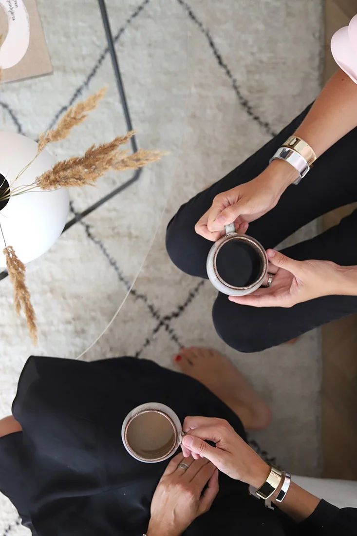 Vännerna avnjuter en svensk fika med bryggkaffe ur rustika Bloomingville kaffekoppar. 