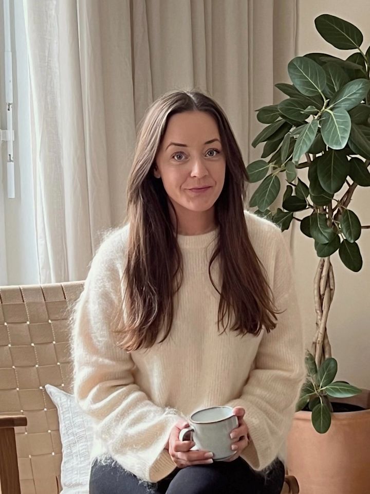 Profilbild på influencern Helena Jonsson @helenas.hem i sitt minimalistiska vardagsrum.