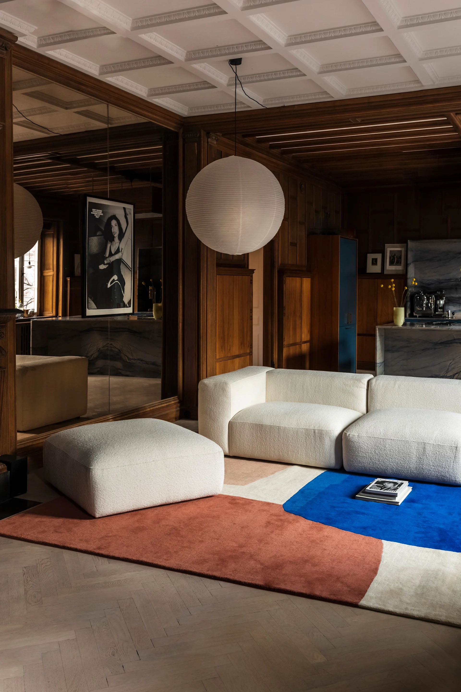 Ett vardagsrum med en grafisk statement-matta i blått och rött som speglar inredningstrenderna 2026.