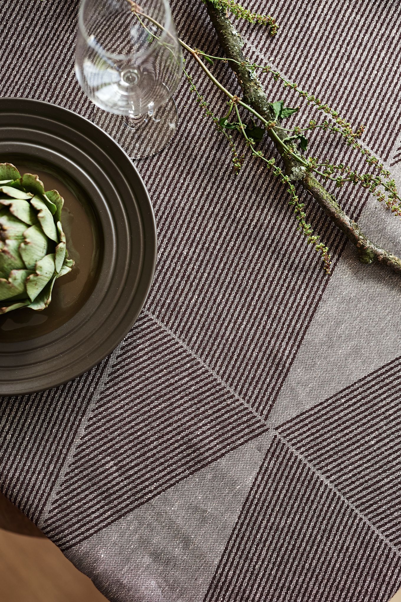 Geometric linneduk tillsammans med Lines porslin från NJRD som är designat av duon Carl Philip Bernadotte och Oscar Kylberg.