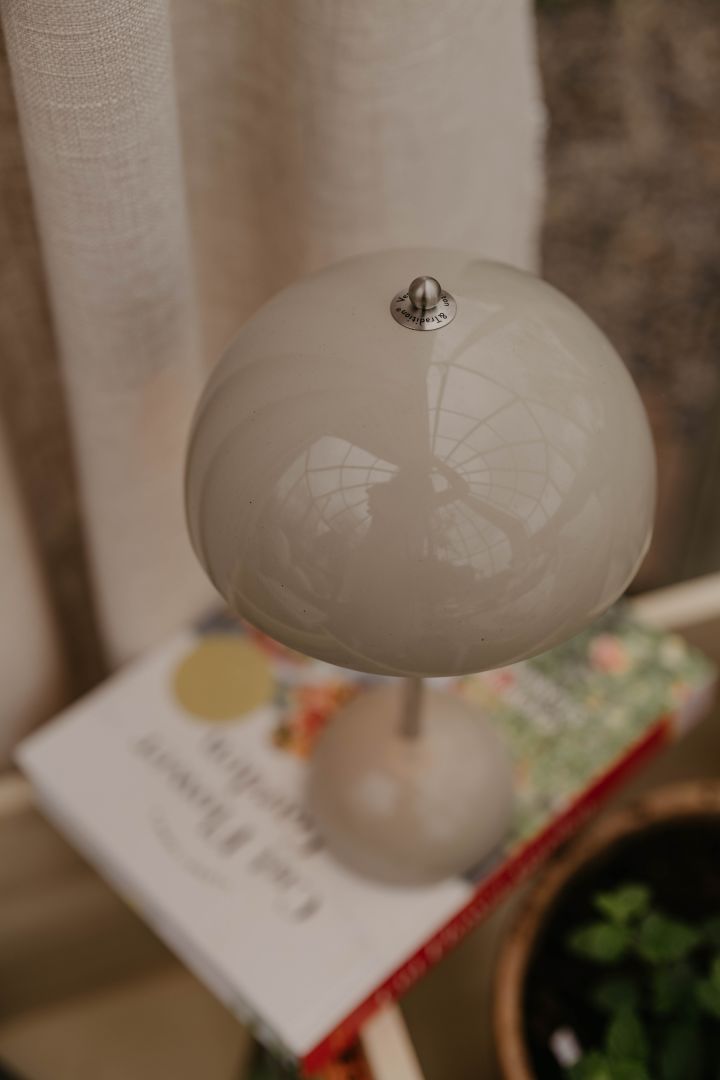 Portabel belysning såsom Flowerpot bärbara bordslampa VP9 är perfekt att inreda växthuset med. Foto: Johanna Berglund, @snickargladjen