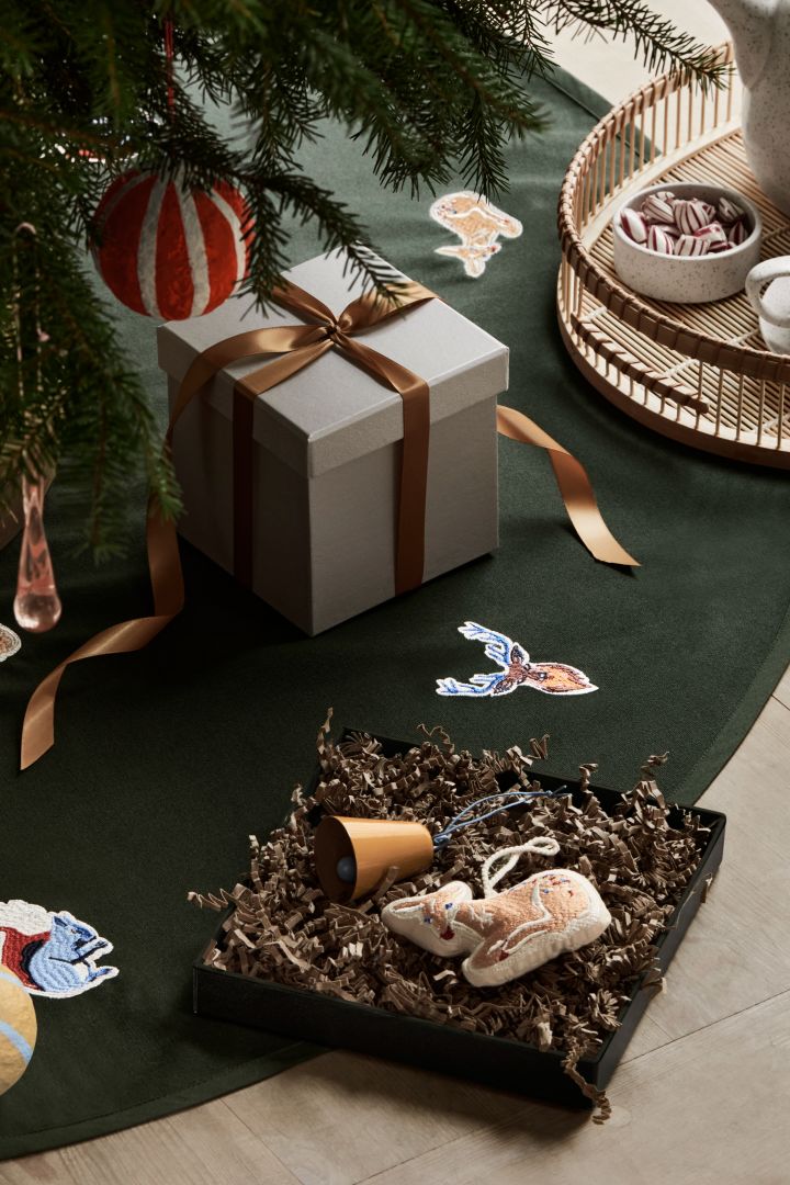 Textil julhängen i form av skogsdjur och julmotiv är en stor del av årets julpynt 2022 - här i form av ett kil från Broste Copenhagen. 