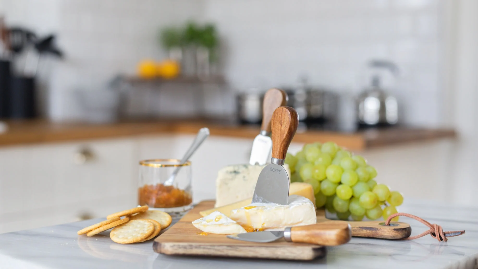 Ordna en fransk kväll med vin och ost på Alla hjärtans dag. Oline-ostbrickan med tillhörande bestick från Dorre blir då en perfekt alla hjärtans dag present.