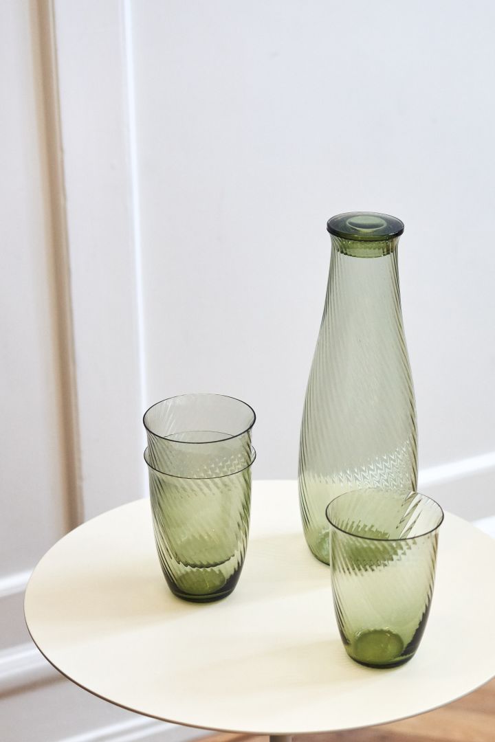 Retro-stilen är tillbaka som en av vårens inredningstrender 2023 där vi gärna inreder med räfflat grönt glas som dessa glas och denna karaff från &Tradition.