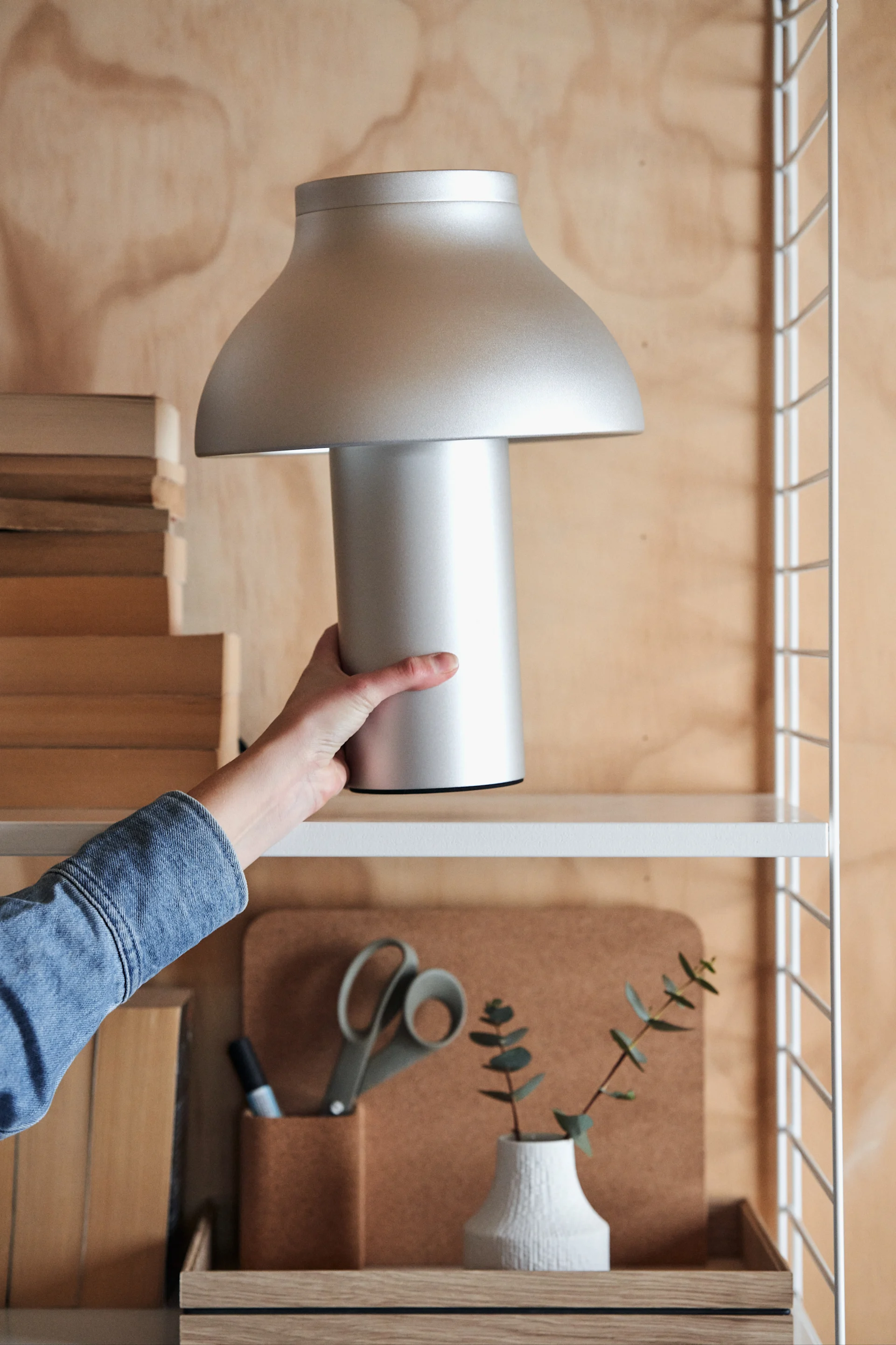 PC portabel lampa från HAY är en både praktisk och snygg statement-detalj som känns helt rätt våren 2024.