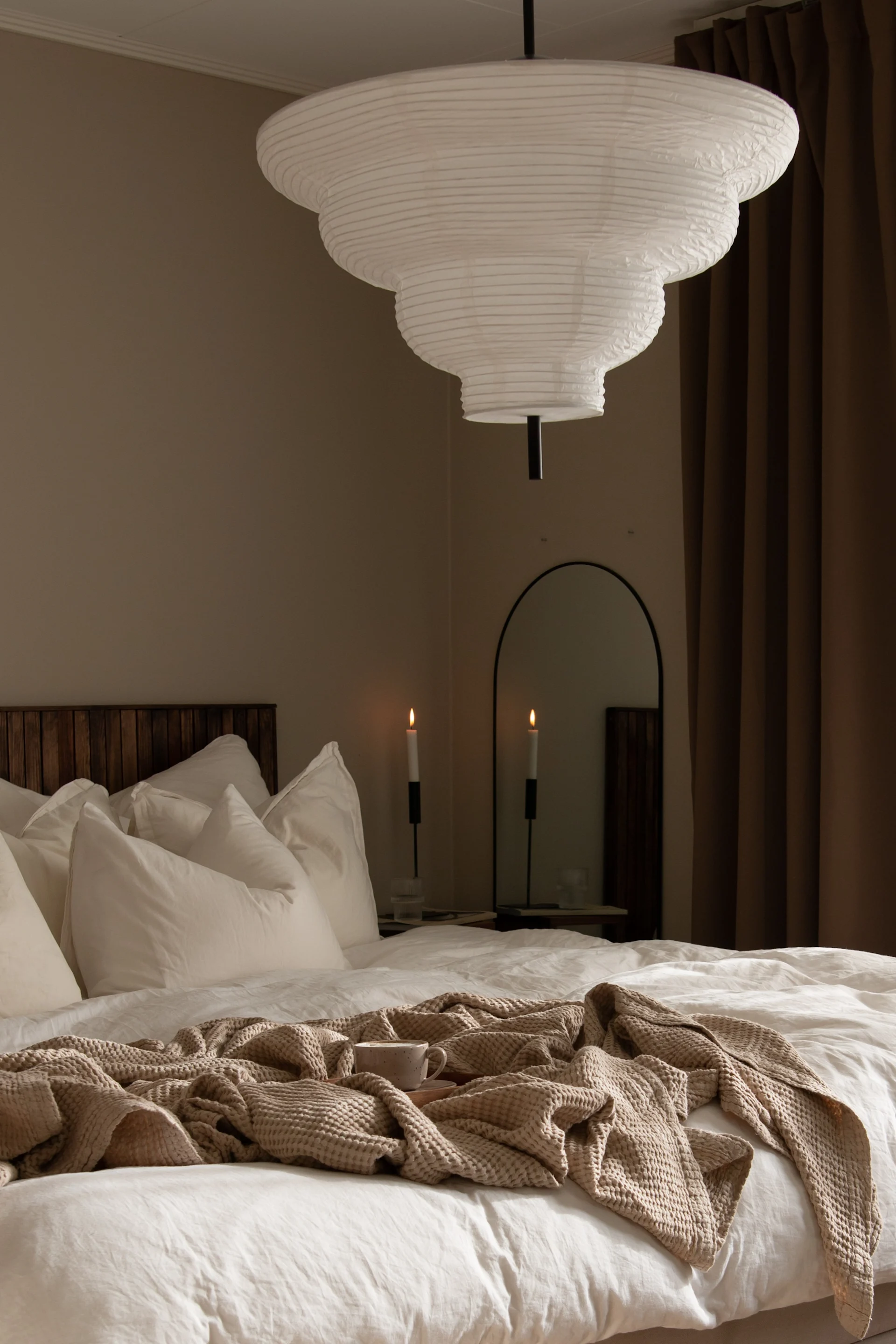 Skapa ett mysigt sovrum med hjälp av en Moss pläd från Scandi Living och unika Kyoto pendel från Globen Lighting - som här hemma hos profilen @joanna.avento.