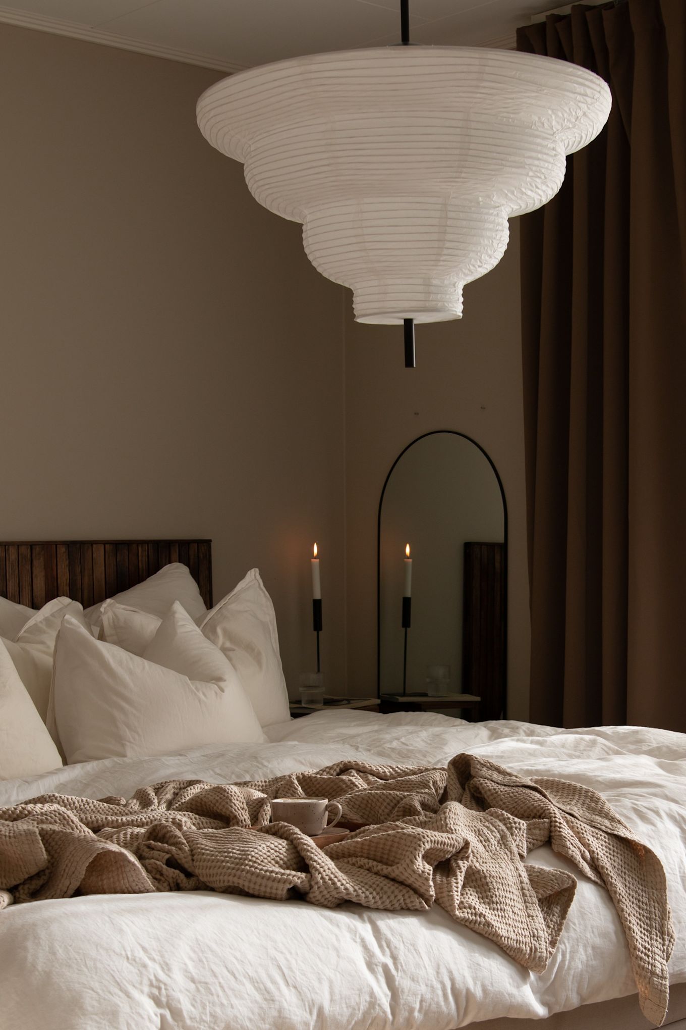 Skapa ett mysigt sovrum med hjälp av en Moss pläd från Scandi Living och unika Kyoto pendel från Globen Lighting - som här hemma hos profilen @joanna.avento.