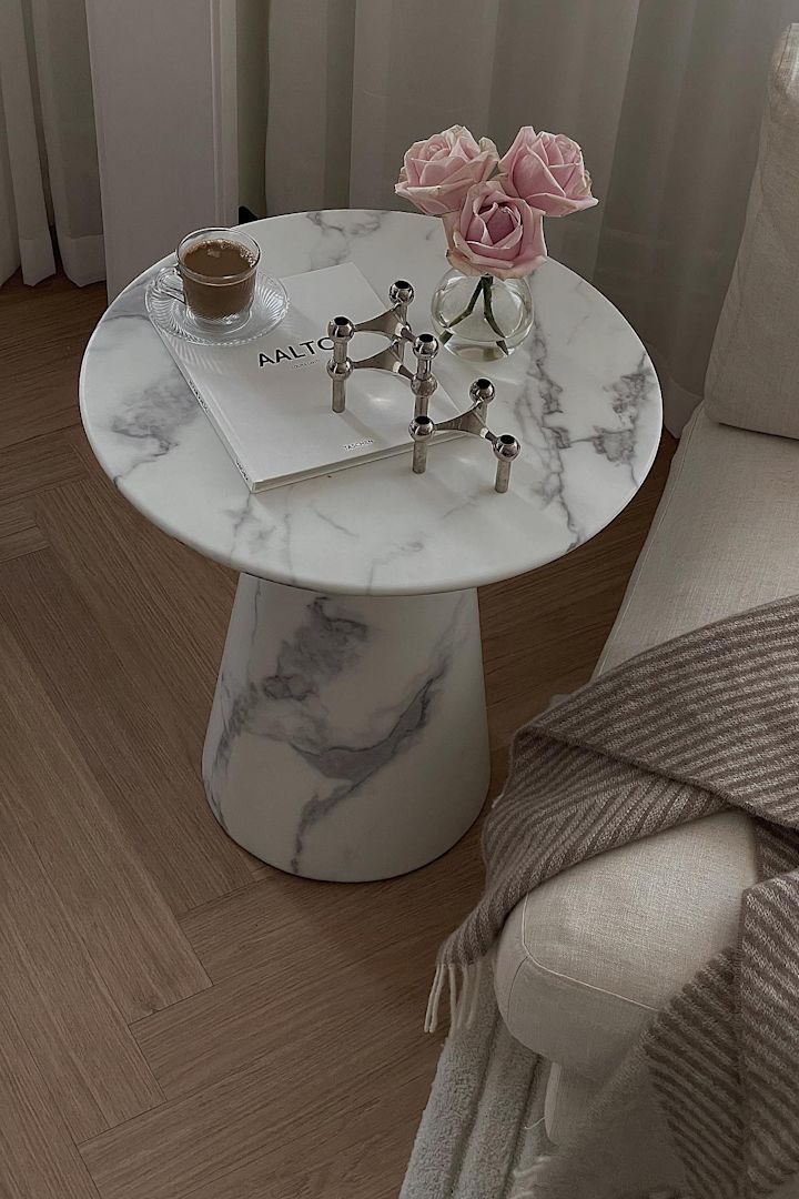 Mors dag-presenter: De eleganta silverfärgade STOFF-ljusstakarna står på ett sidobord i marmorlook, bredvid en kopp kaffe och en liten vas med rosor i @helenas.hems hem.