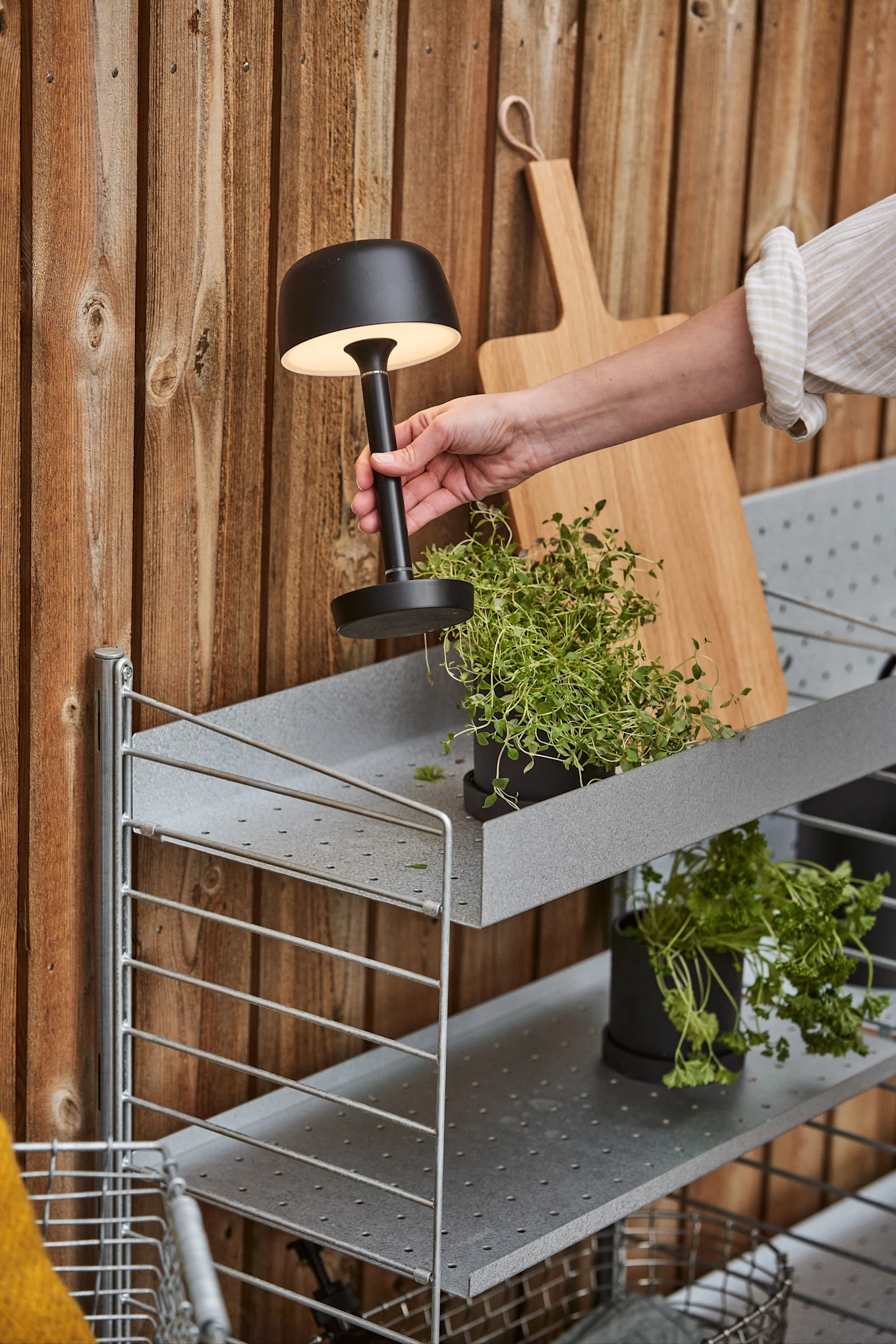 Halo svart uppladdningsbar lampa från Scandi Living placeras utomhus på en hylla.