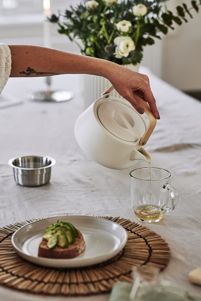 En nyttig frukost serveras med te ur tekanna i stengods från Skagerak och macka på assiett från House Doctor. 