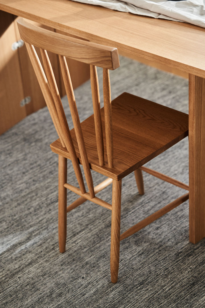 Family Chair – en pinnstol i ek från Design House Stockholm. 