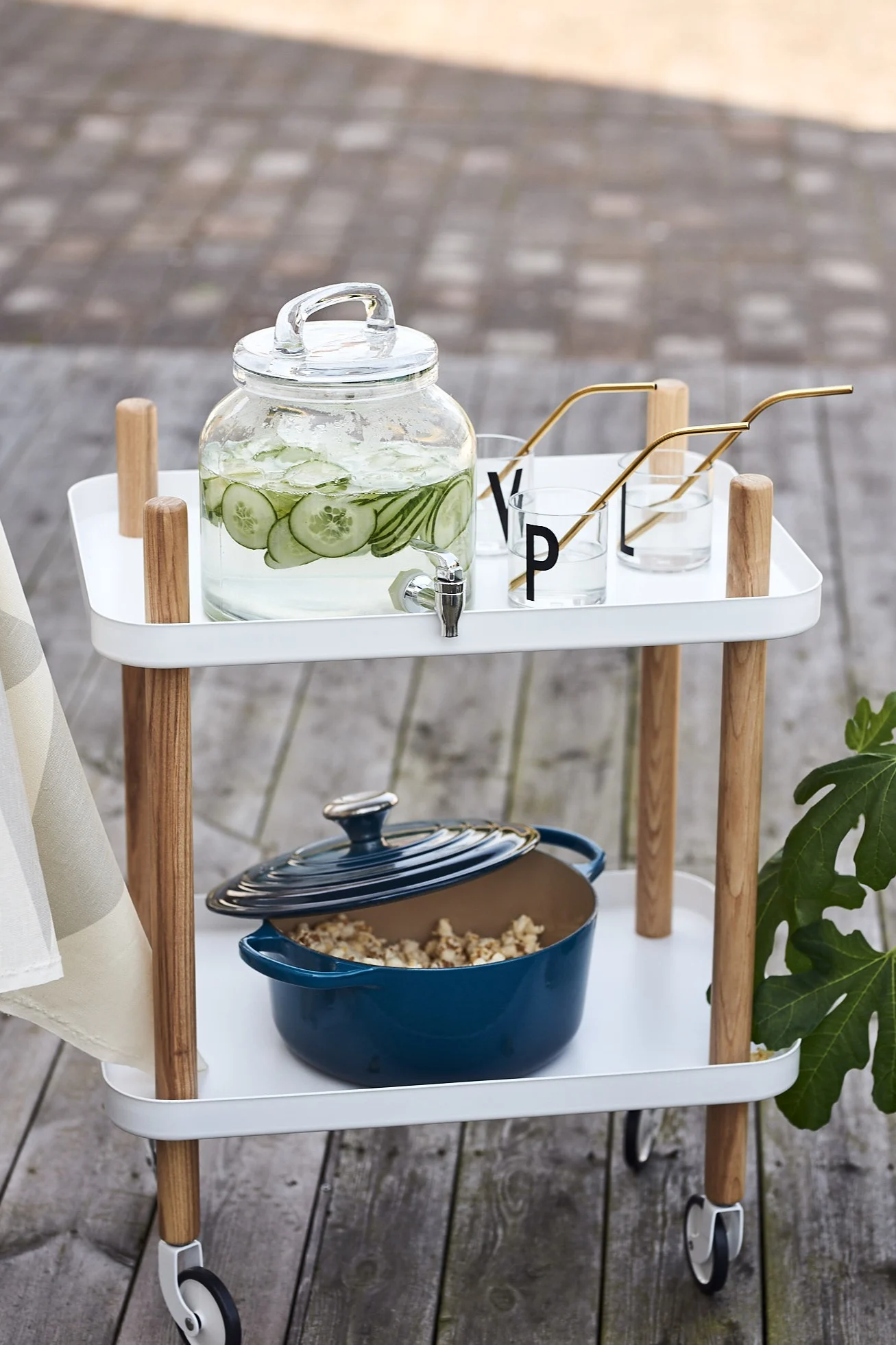 En dryckesstation för festens minsta med glasburk med tappkran fylld med smaksatt vatten och glas från Design Letters. 