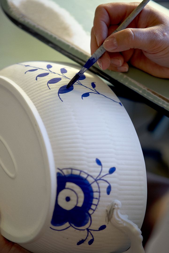 Målningsprocessen av Blue fluted plain skål från Royal Copenhagen i klassiskt blåvitt.