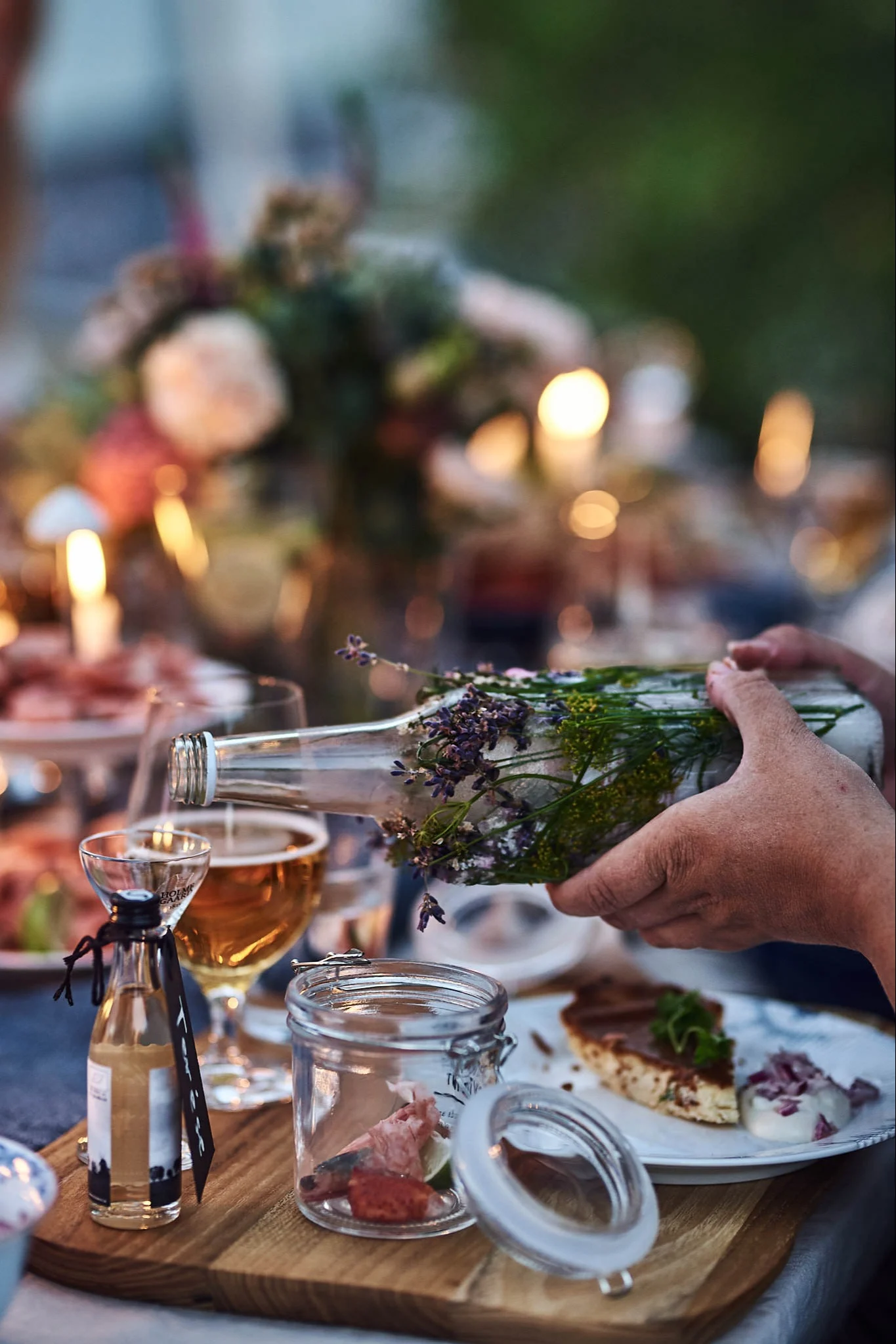 Tips till kräftskivan - frys in en snapsflaska i ett hölje av sommarblommor.