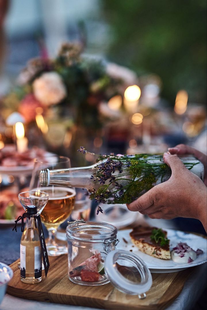 Tips till kräftskivan - frys in en snapsflaska i ett hölje av sommarblommor.
