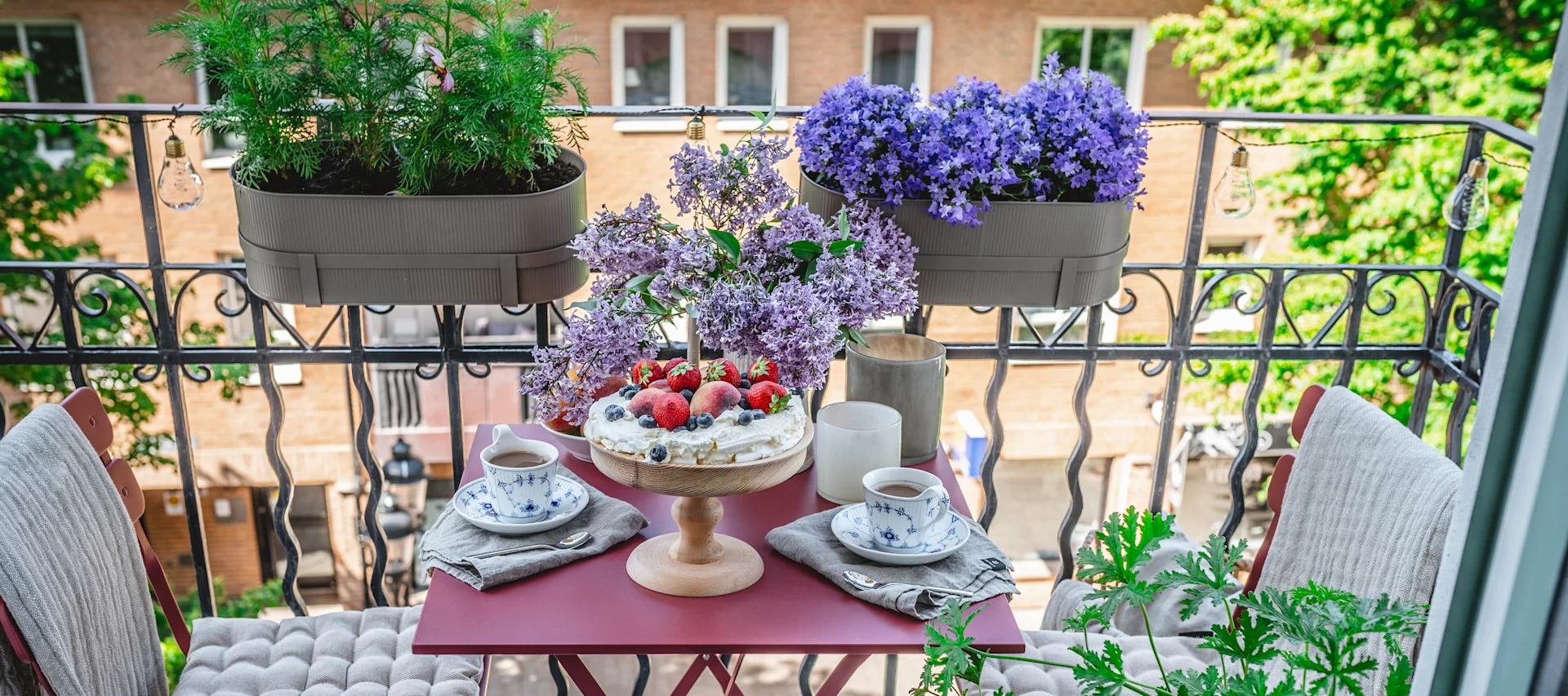 Hannes Mauritzson visar hur du kan inreda liten balkong i stan för mysiga stunder som här när det vankas fika.