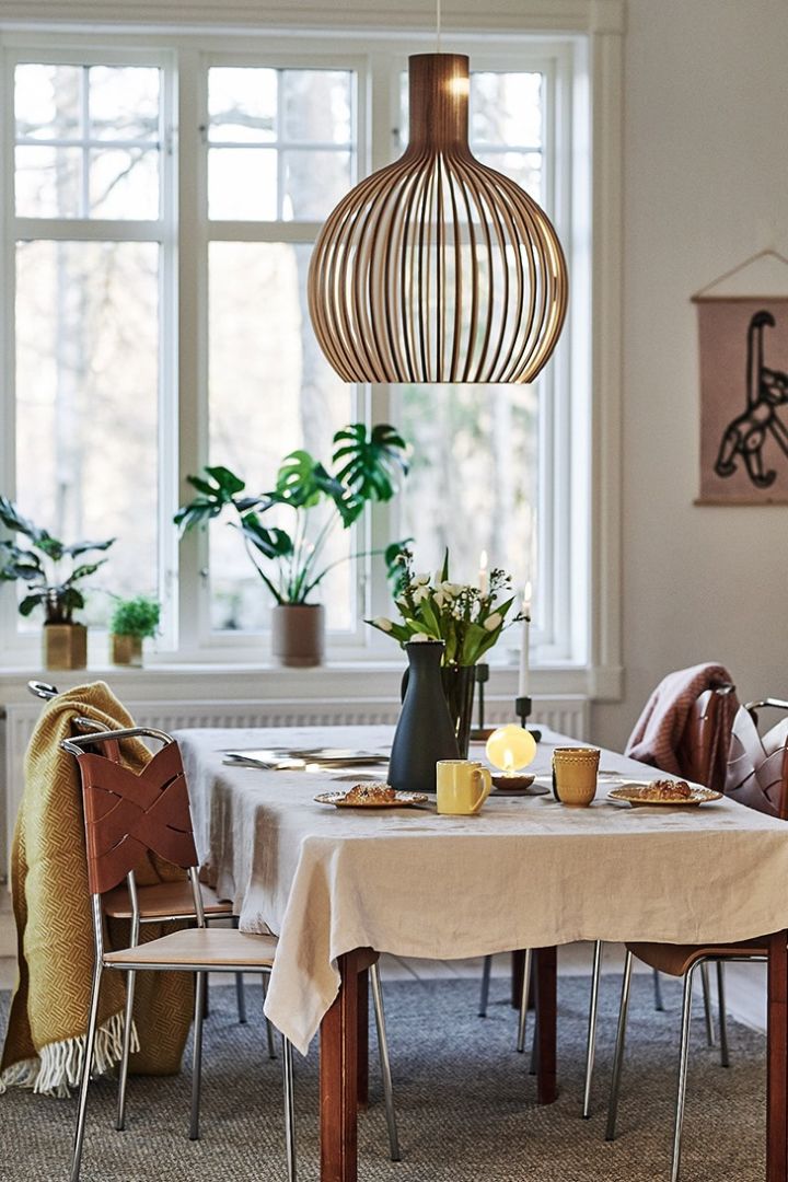 Inspiration för en matplats i retrostil med Secto Design Octo 4240 lampa och Torso stol från Design House Stockholm. 